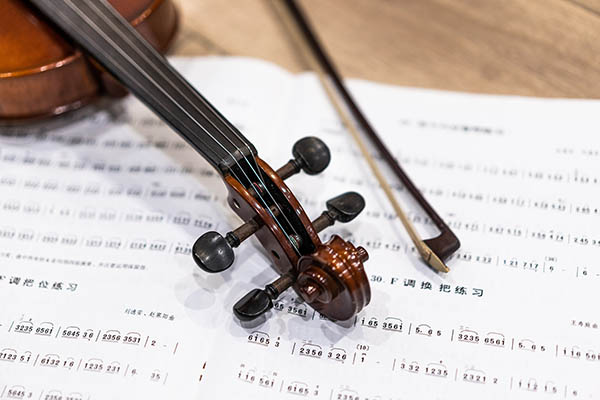 非常簡(jiǎn)單的小提琴調(diào)音方法