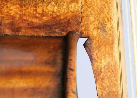 　圖4 Girolamo Amati頸托，經(jīng)過數(shù)字修改以模擬將頸后跟嵌入頂部，但不是側(cè)板